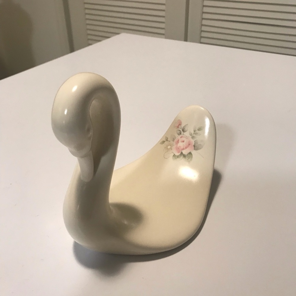 Preowned Pfaltzgraff tea rose swan towel holder. - Picture 2 of 5
